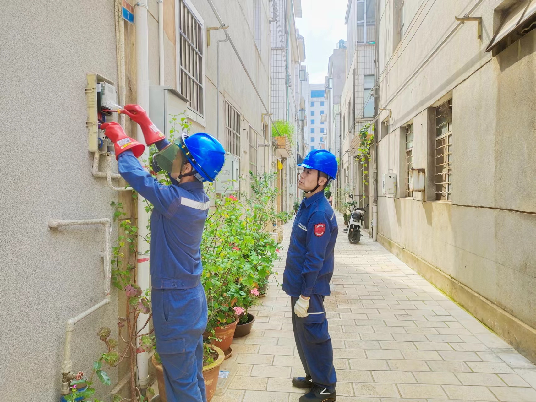 1、工作人員對(duì)客戶表計(jì)進(jìn)行用電檢查.jpg