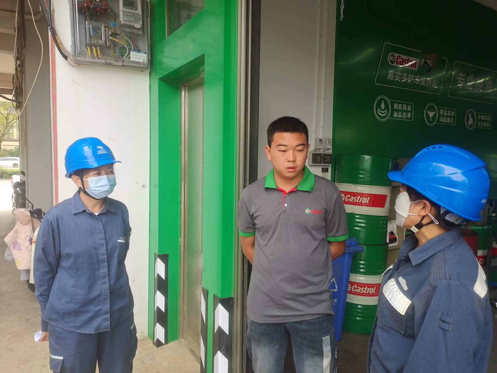 2、工作人員主動(dòng)上門走訪客戶，了解客戶用電情況等.jpg