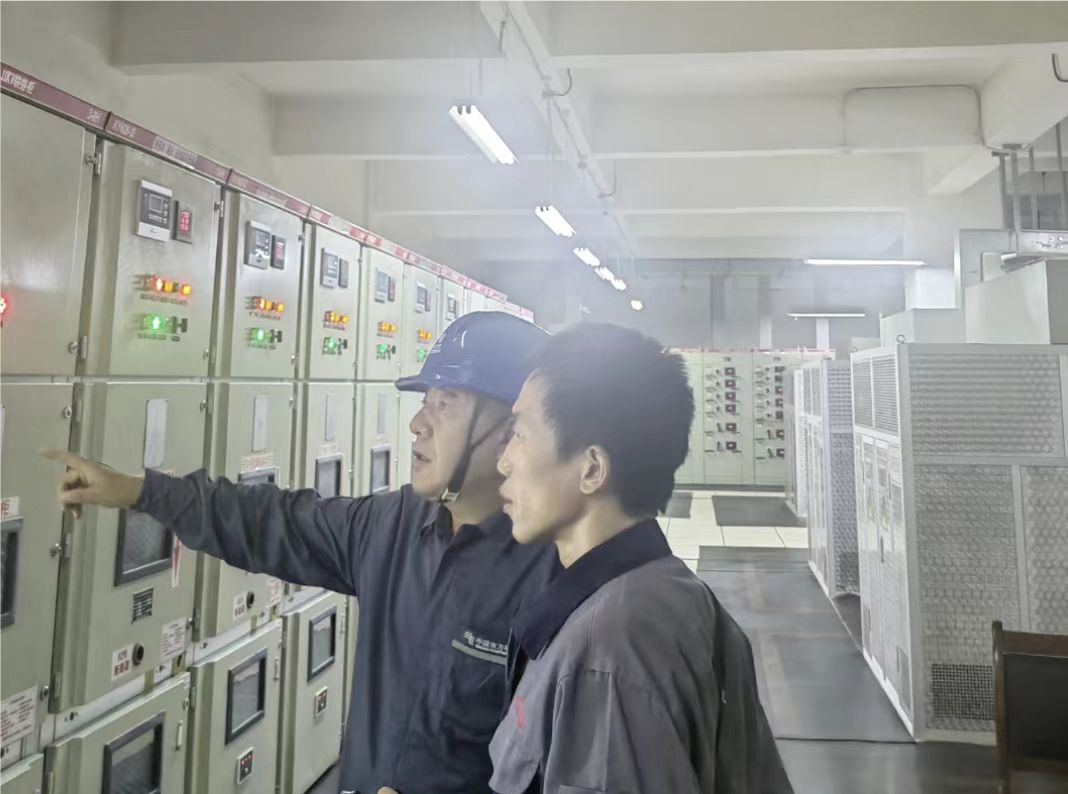 3、工作人員對(duì)企業(yè)進(jìn)行用電檢查完畢后，與客戶進(jìn)行溝通交流.jpg