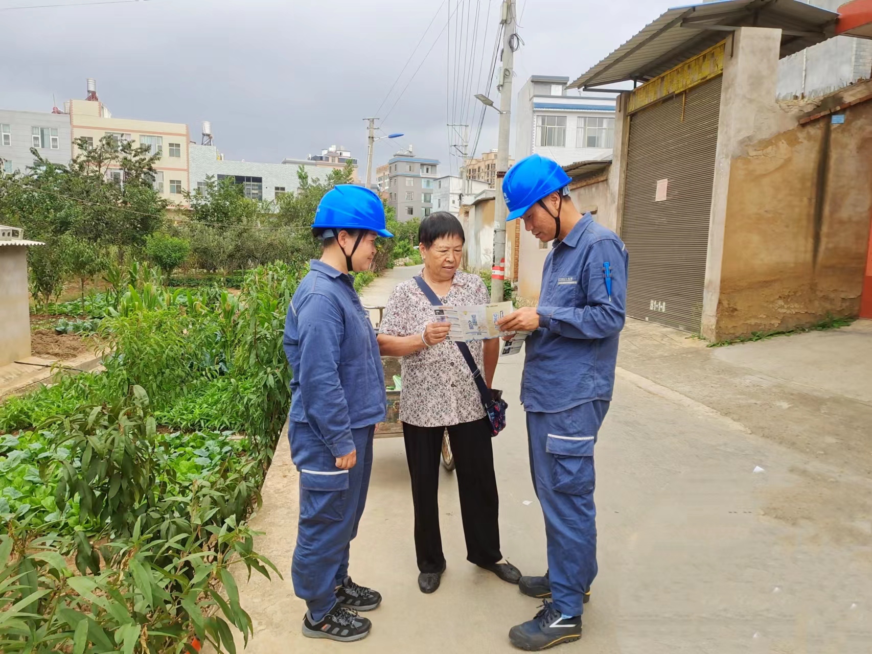 4、工作人員到社區(qū)向留守老人宣傳安全用電知識(shí).jpg