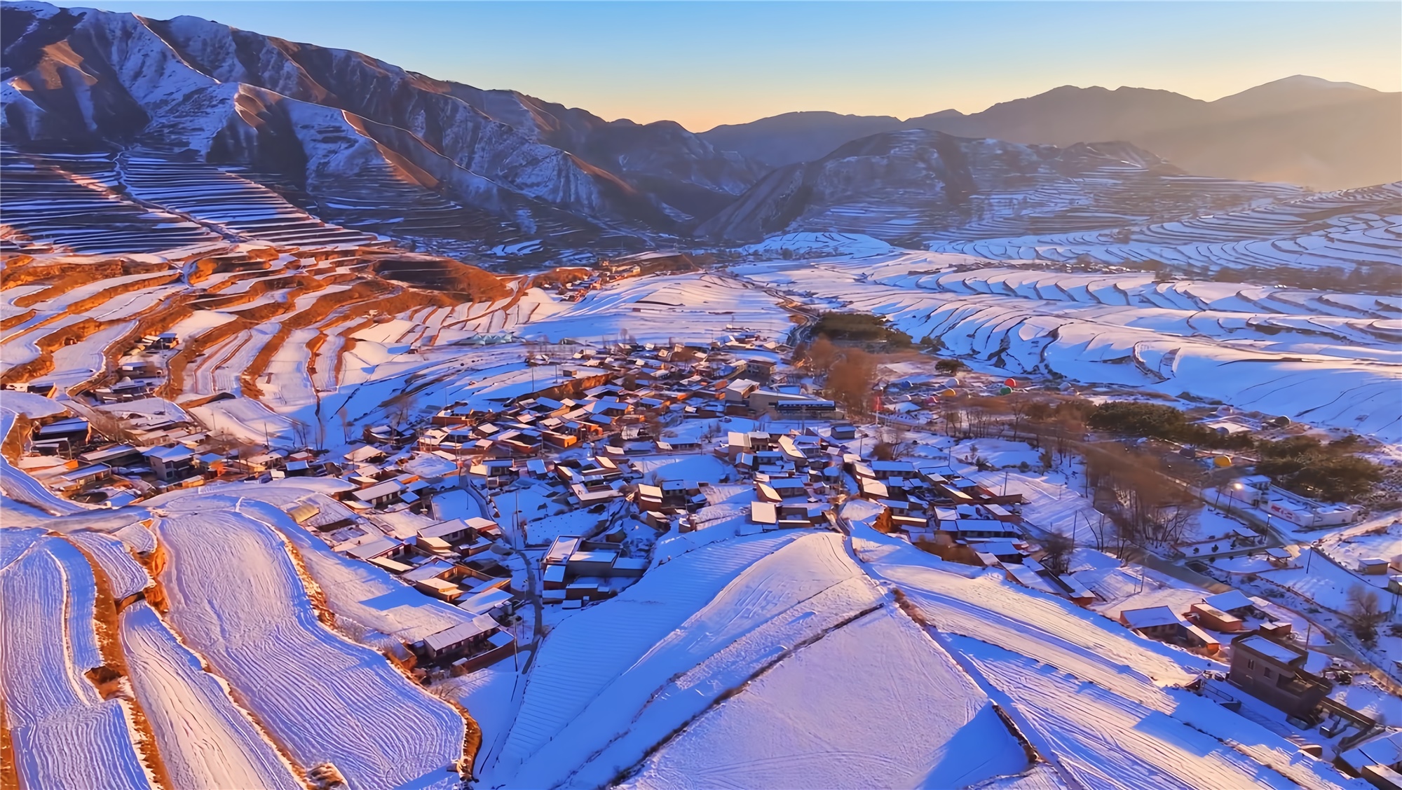 哈班岔村雪景圖。<span id=