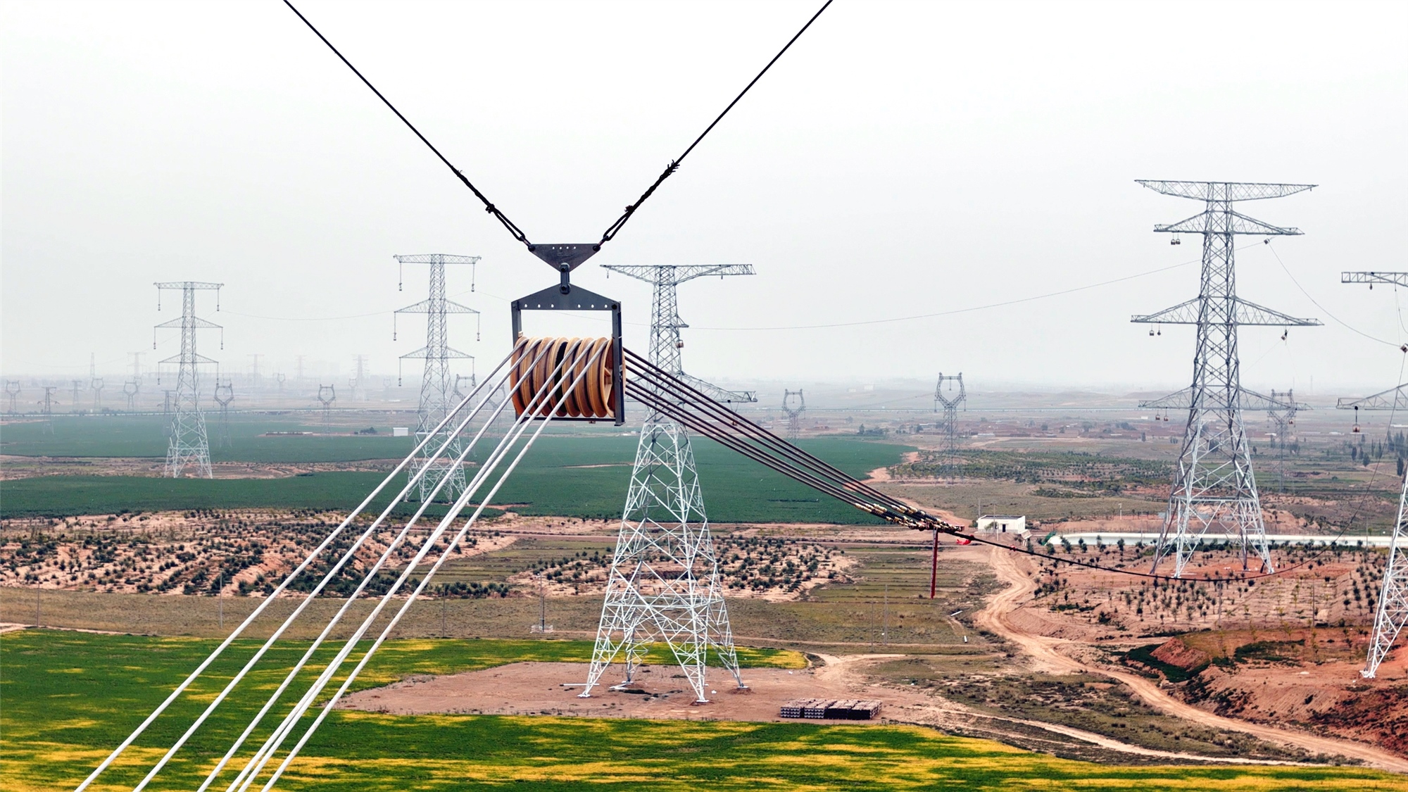 750千伏秦川輸電線路施工現(xiàn)場。毛蕊攝.jpg