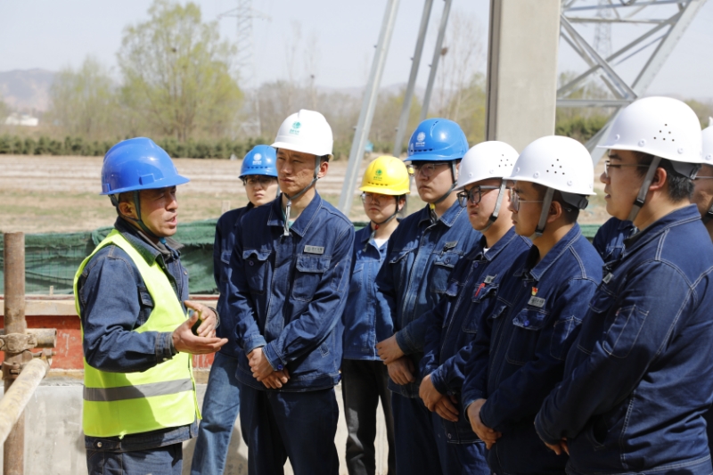 劉家峽水電廠：攜手聚焦“育苗計(jì)劃” 開(kāi)啟工程現(xiàn)場(chǎng)“充電”學(xué)<span id=