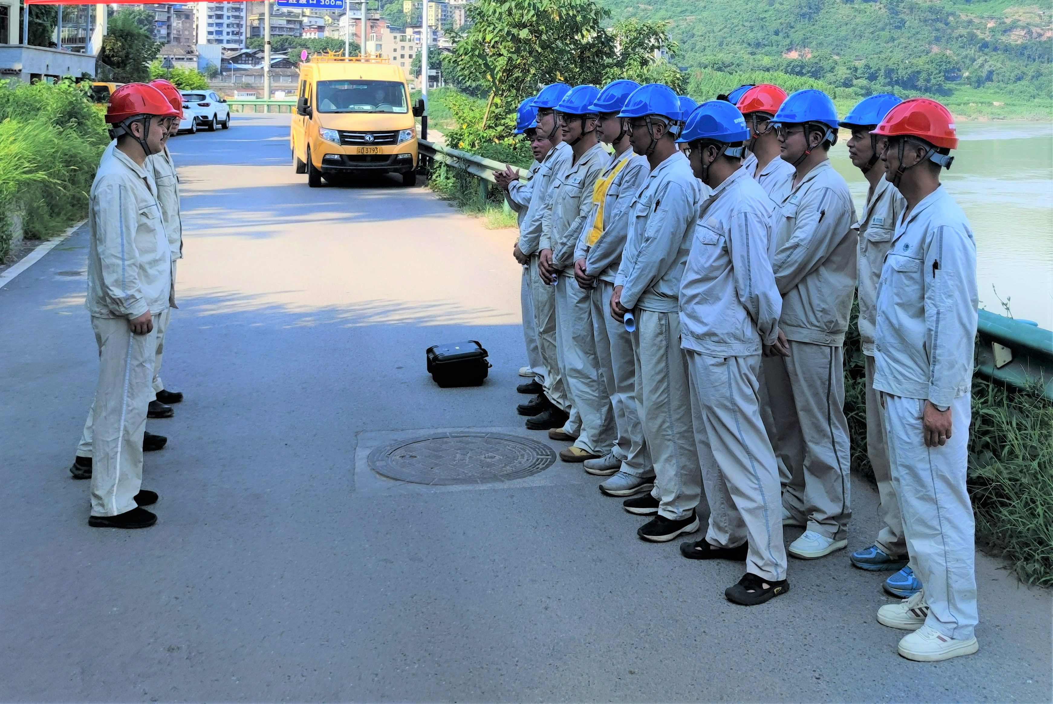北碚公司蔡家供電所在三勝場(chǎng)街臺(tái)區(qū)開展防汛應(yīng)急演練由總指揮進(jìn)行演練總結(jié)3.jpg